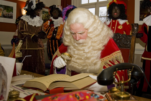 Sinterklaas leest voor